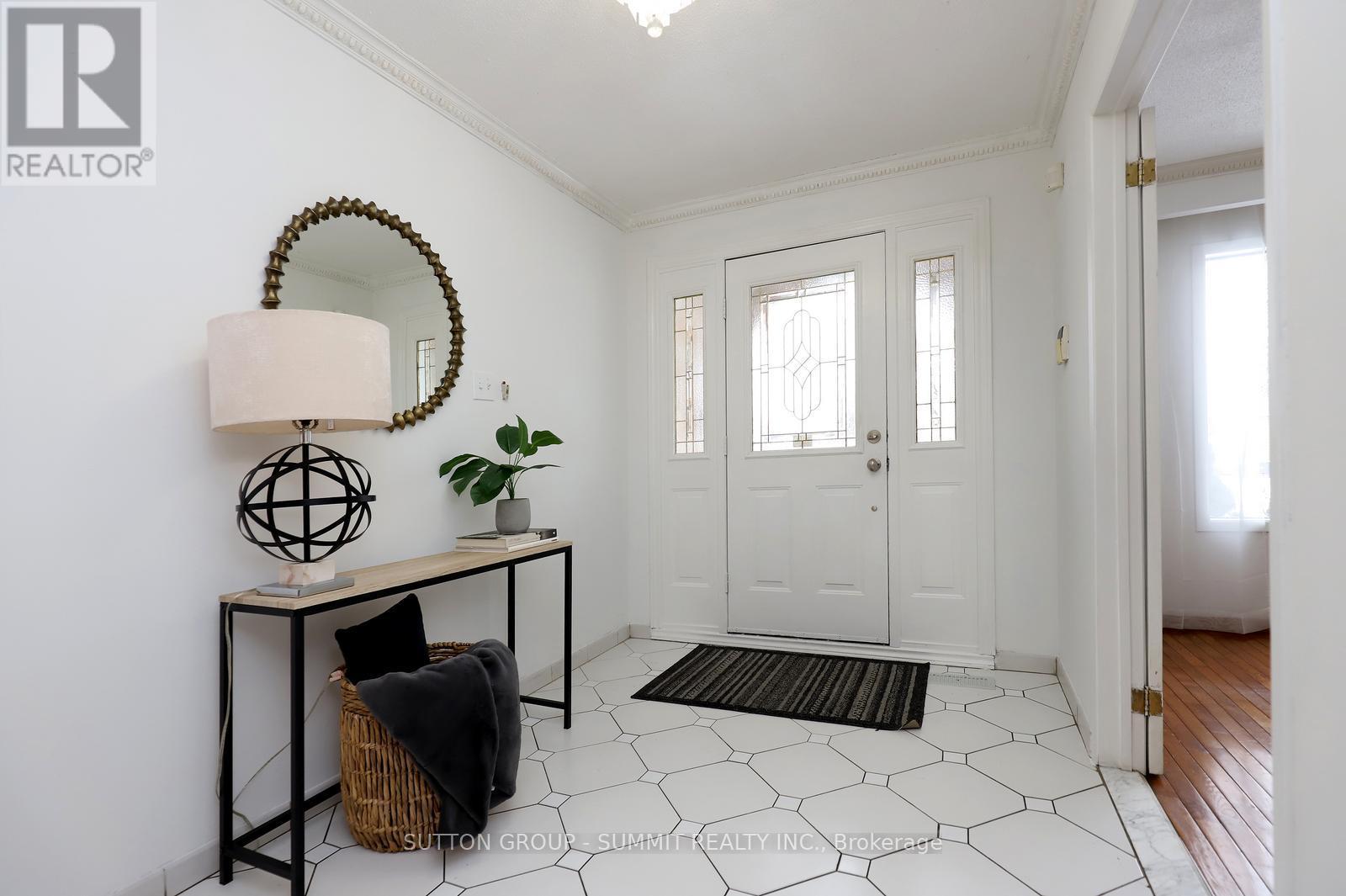 420 Appledore Crescent, Mississauga, Ontario  L5B 2L6 - Photo 2 - W12672058