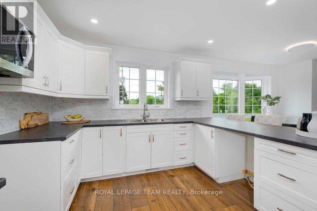 517 Donald B. Munro Drive, Ottawa, Ontario  K0A 1L0 - Photo 15 - X12672098