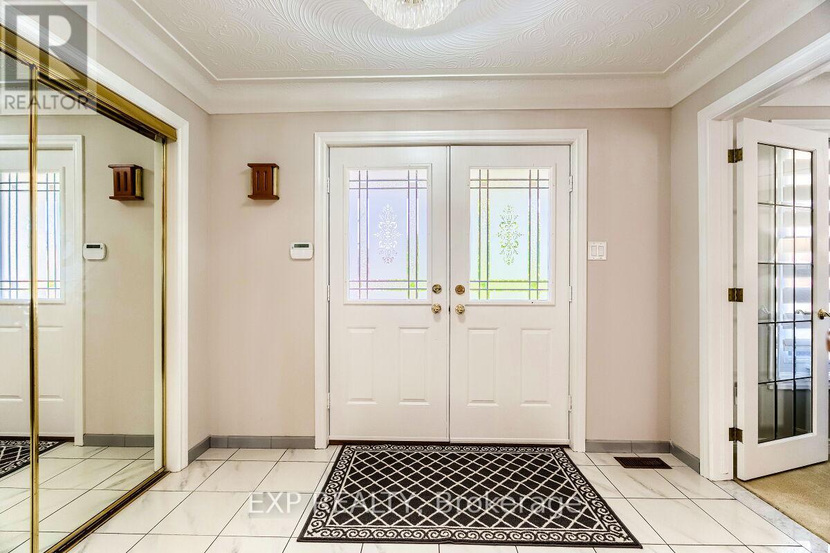 16 Vogue Court, Hamilton, Ontario  L8E 4T3 - Photo 2 - X12666360