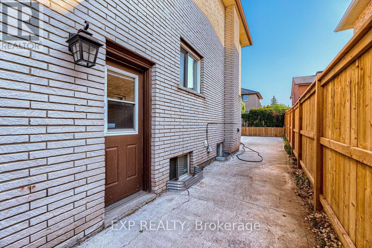 16 Vogue Court, Hamilton, Ontario  L8E 4T3 - Photo 47 - X12666360