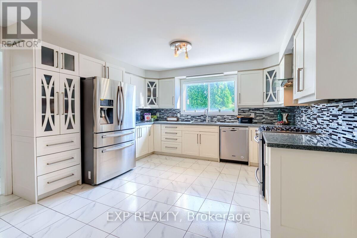 16 Vogue Court, Hamilton, Ontario  L8E 4T3 - Photo 9 - X12666360