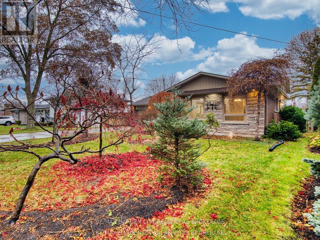 15 Black Friars Road, St. Catharines, Ontario  L2N 2M8 - Photo 3 - X12672134