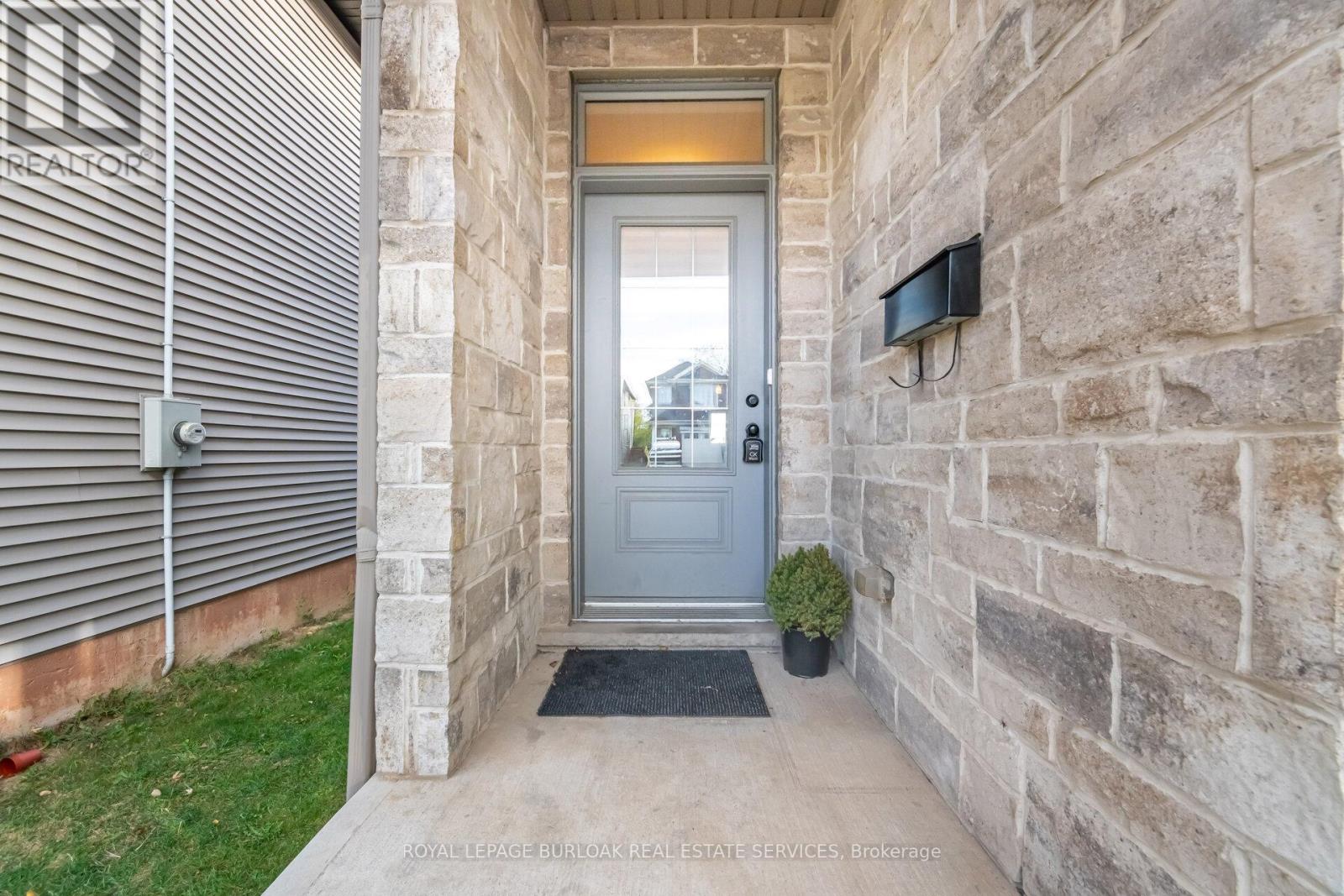 235 Mead Avenue, Hamilton, Ontario  L8H 3V6 - Photo 6 - X12478569