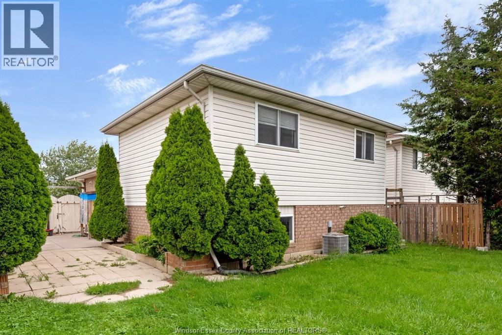 1667 Foster, Windsor, Ontario N8W 5P9 - Photo 5 - 26000470