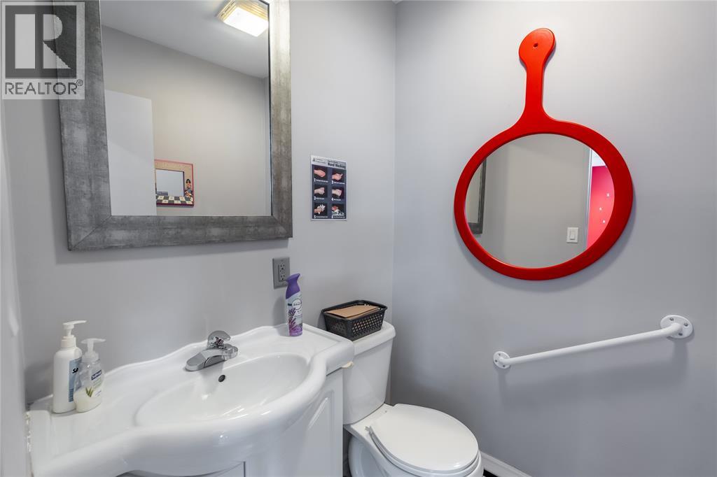 219 Lochiel Street, Sarnia, Ontario  N7T 4C8 - Photo 21 - 26000405