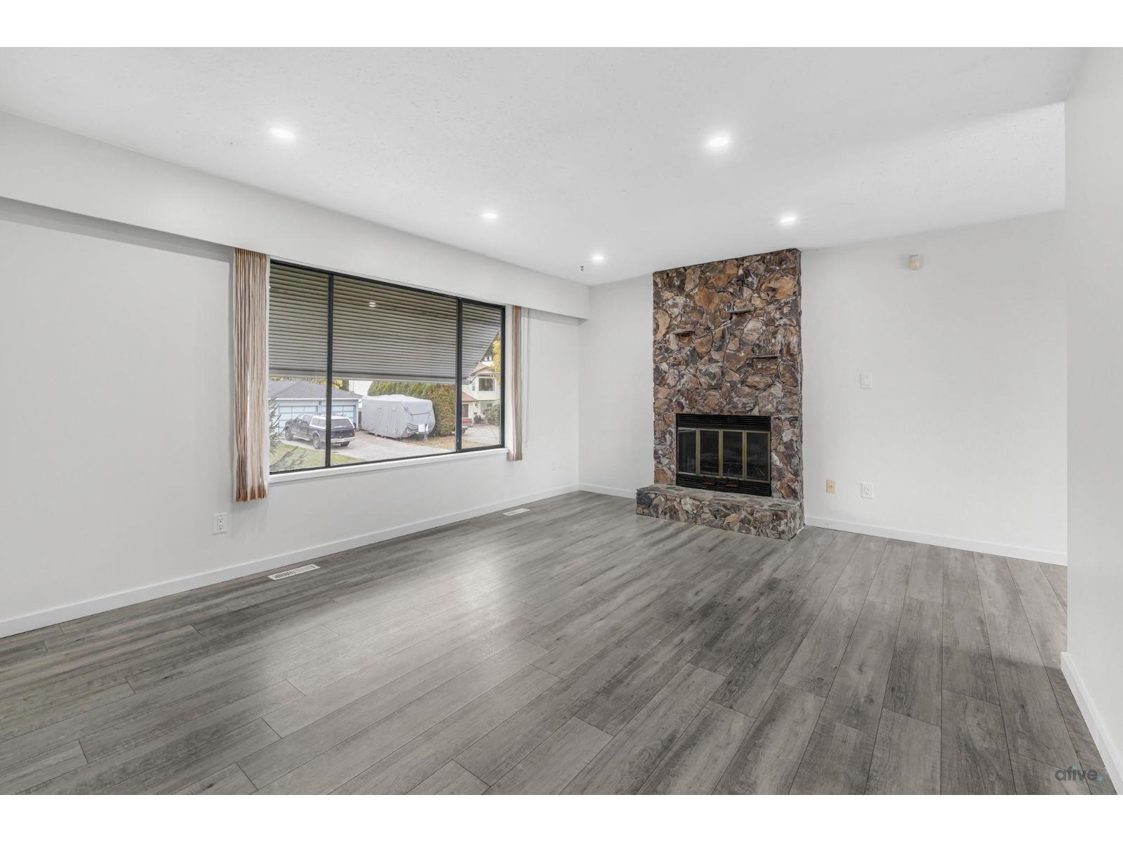 7710 Juniper Street, Mission, British Columbia  V2V 6G1 - Photo 2 - R3076255