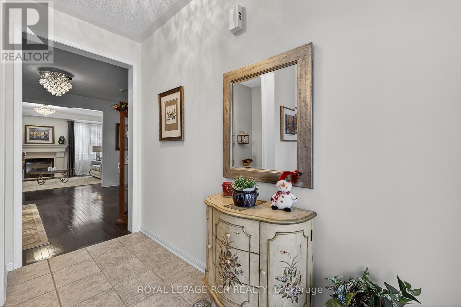 54 Ford Wilson Boulevard, Newmarket, Ontario  L3X 3G8 - Photo 4 - N12672136