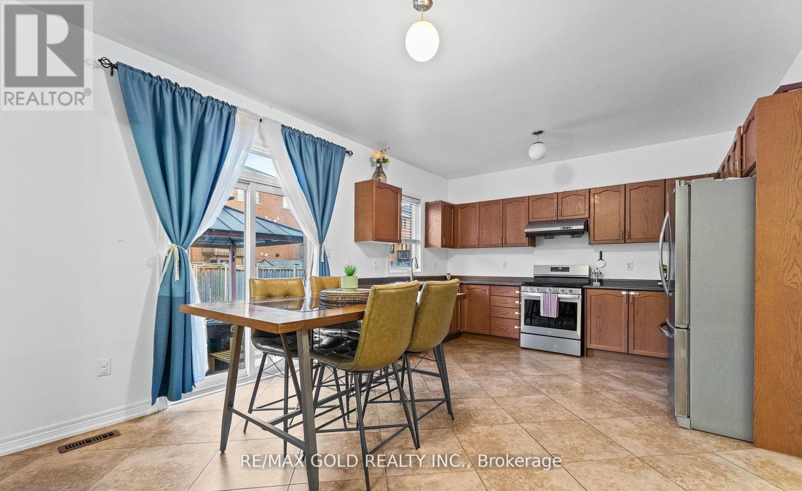 7 Gardenbrooke Trail, Brampton, Ontario  L6P 3L1 - Photo 11 - W12672104