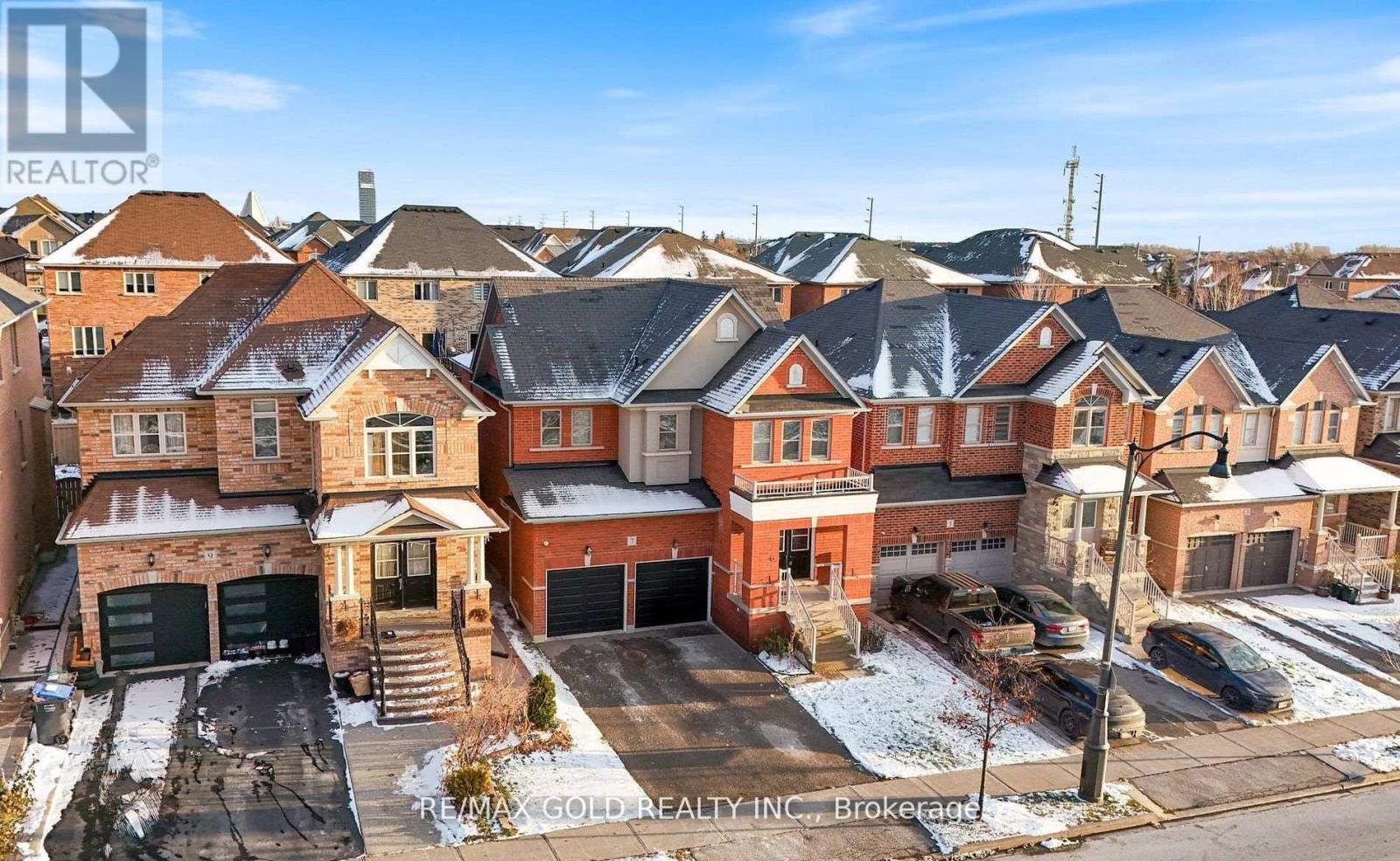 7 Gardenbrooke Trail, Brampton, Ontario  L6P 3L1 - Photo 4 - W12672104