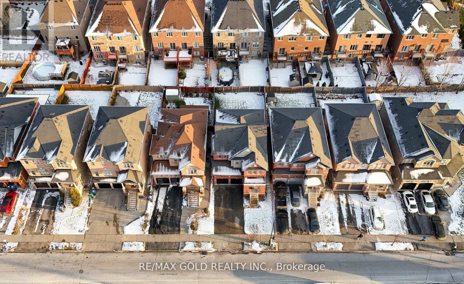 7 Gardenbrooke Trail, Brampton, Ontario  L6P 3L1 - Photo 5 - W12672104