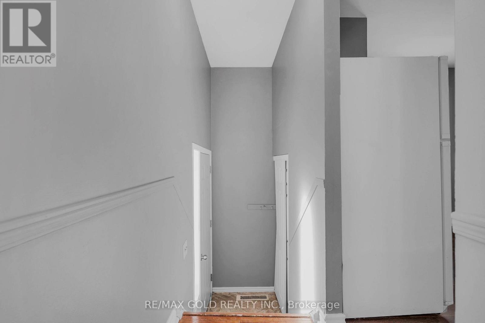 74 Radford Drive, Brampton, Ontario  L6V 2Y9 - Photo 4 - W12672156