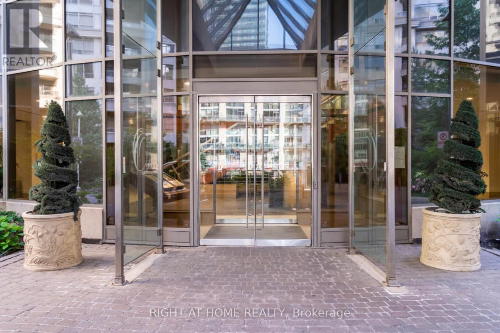 1820 - 3888 Duke Of York Boulevard, Mississauga, Ontario  L5B 4P5 - Photo 3 - W12672206