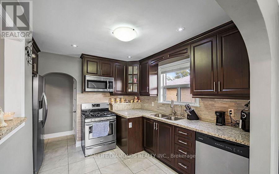 Upper - 16 Brisco Street, Brampton, Ontario  L6V 1W8 - Photo 4 - W12672218