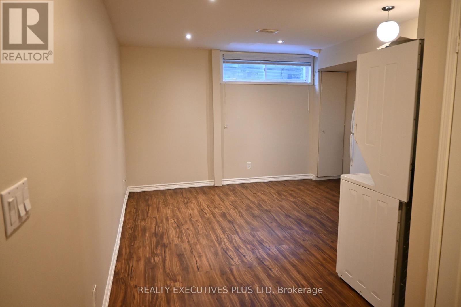 B - 43 Pear Tree Mews, Toronto, Ontario  M6P 4H2 - Photo 2 - W12672274