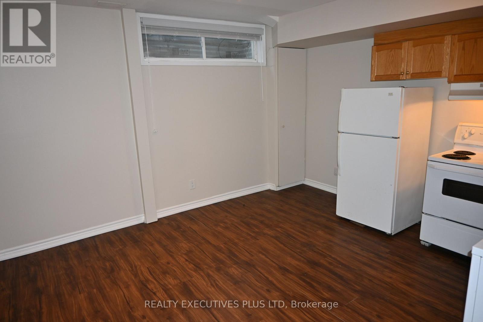 B - 43 Pear Tree Mews, Toronto, Ontario  M6P 4H2 - Photo 5 - W12672274