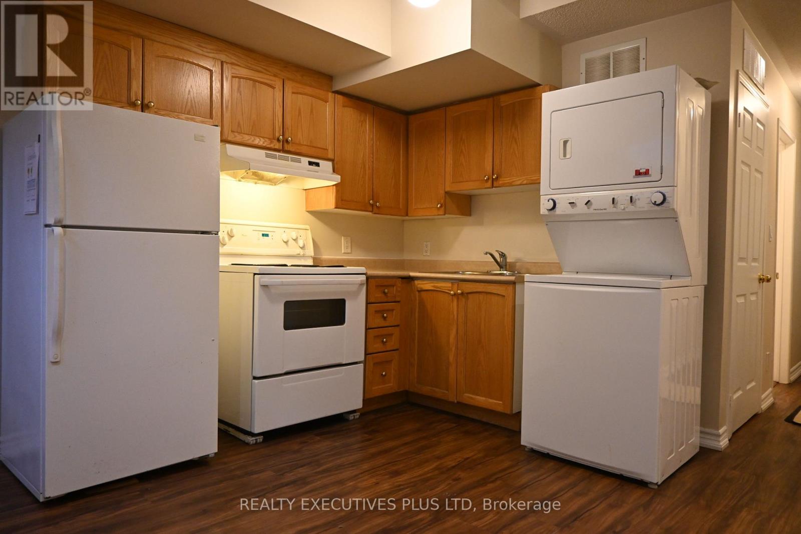 B - 43 Pear Tree Mews, Toronto, Ontario  M6P 4H2 - Photo 6 - W12672274