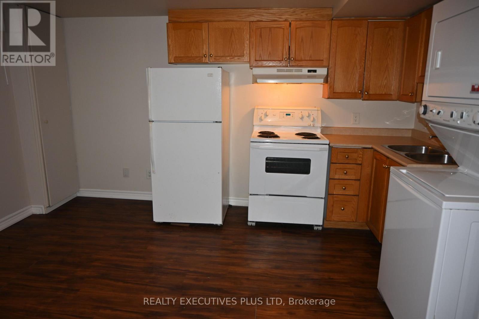 B - 43 Pear Tree Mews, Toronto, Ontario  M6P 4H2 - Photo 7 - W12672274