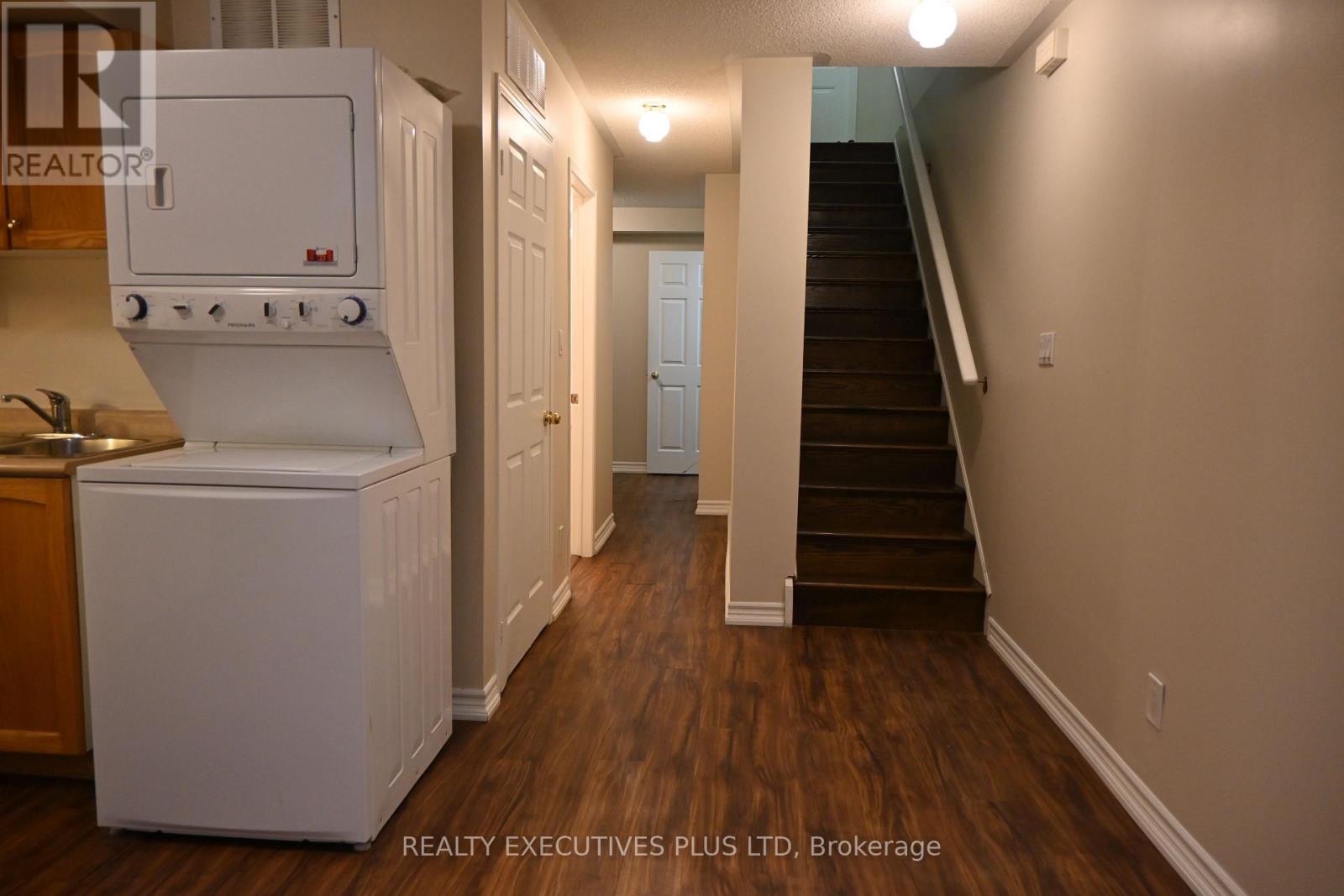 B - 43 Pear Tree Mews, Toronto, Ontario  M6P 4H2 - Photo 8 - W12672274