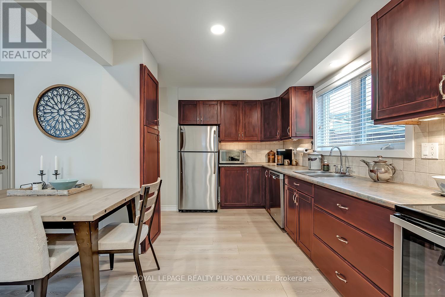 1343 Janina Boulevard, Burlington, Ontario  L7P 1K5 - Photo 9 - W12672334