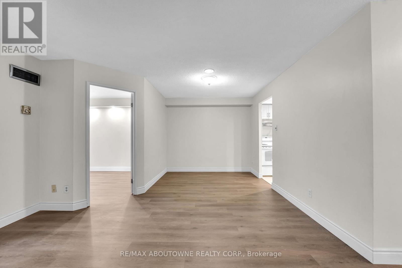 905 - 115 Hillcrest Avenue, Mississauga, Ontario  L5B 3Y9 - Photo 10 - W12672402