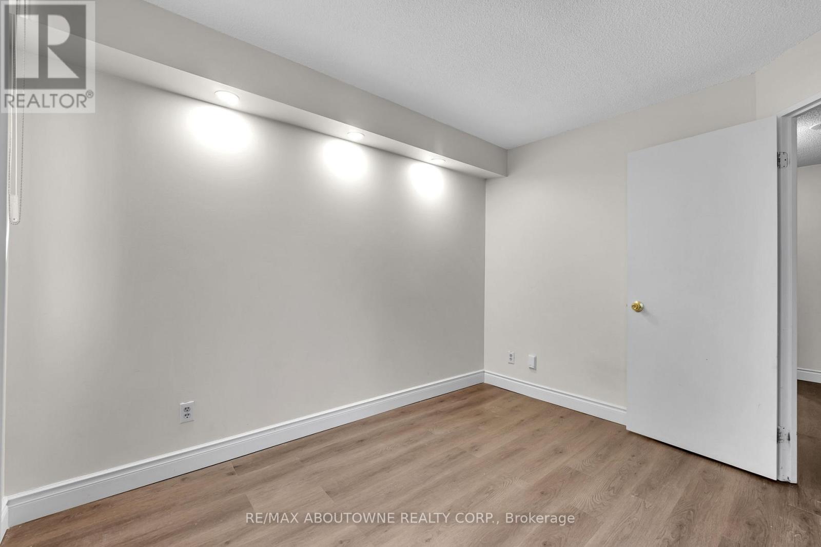 905 - 115 Hillcrest Avenue, Mississauga, Ontario  L5B 3Y9 - Photo 20 - W12672402