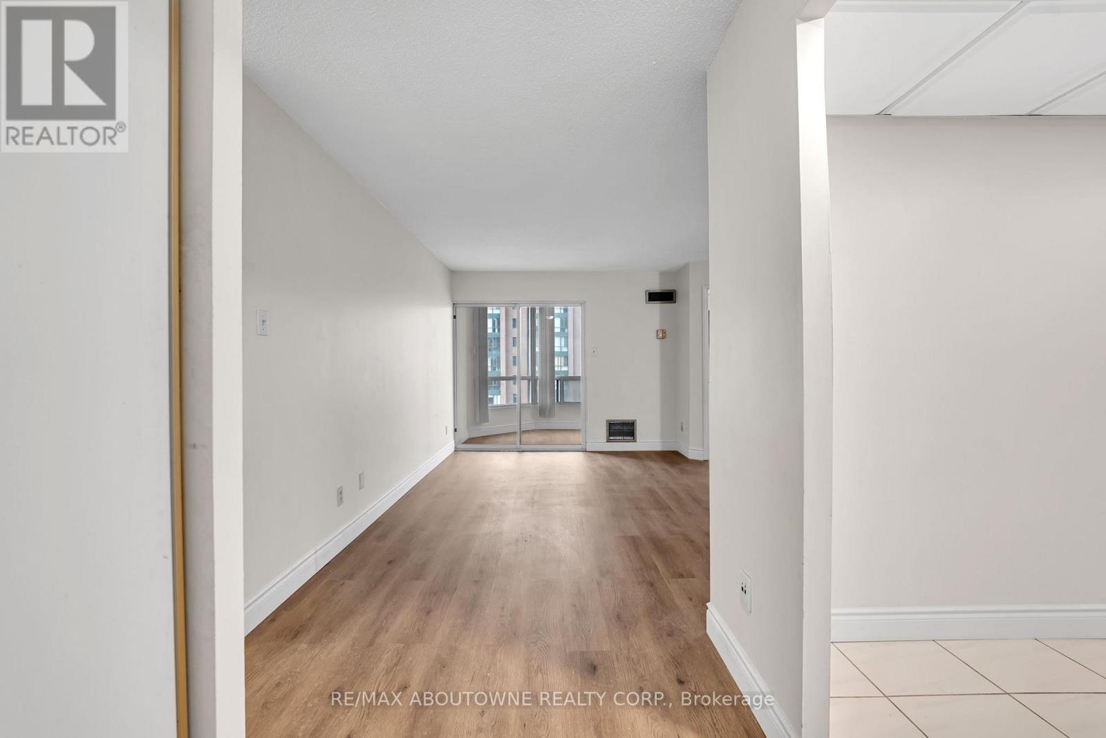 905 - 115 Hillcrest Avenue, Mississauga, Ontario  L5B 3Y9 - Photo 8 - W12672402