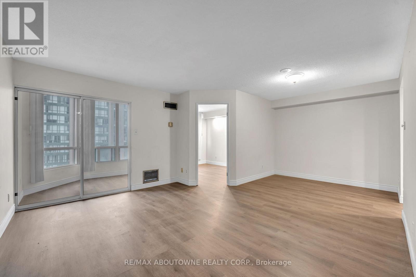 905 - 115 Hillcrest Avenue, Mississauga, Ontario  L5B 3Y9 - Photo 9 - W12672402