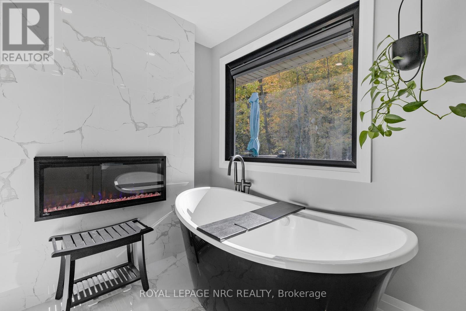 94 Dorchester Drive, Grimsby, Ontario  L3M 1A8 - Photo 30 - X12478342