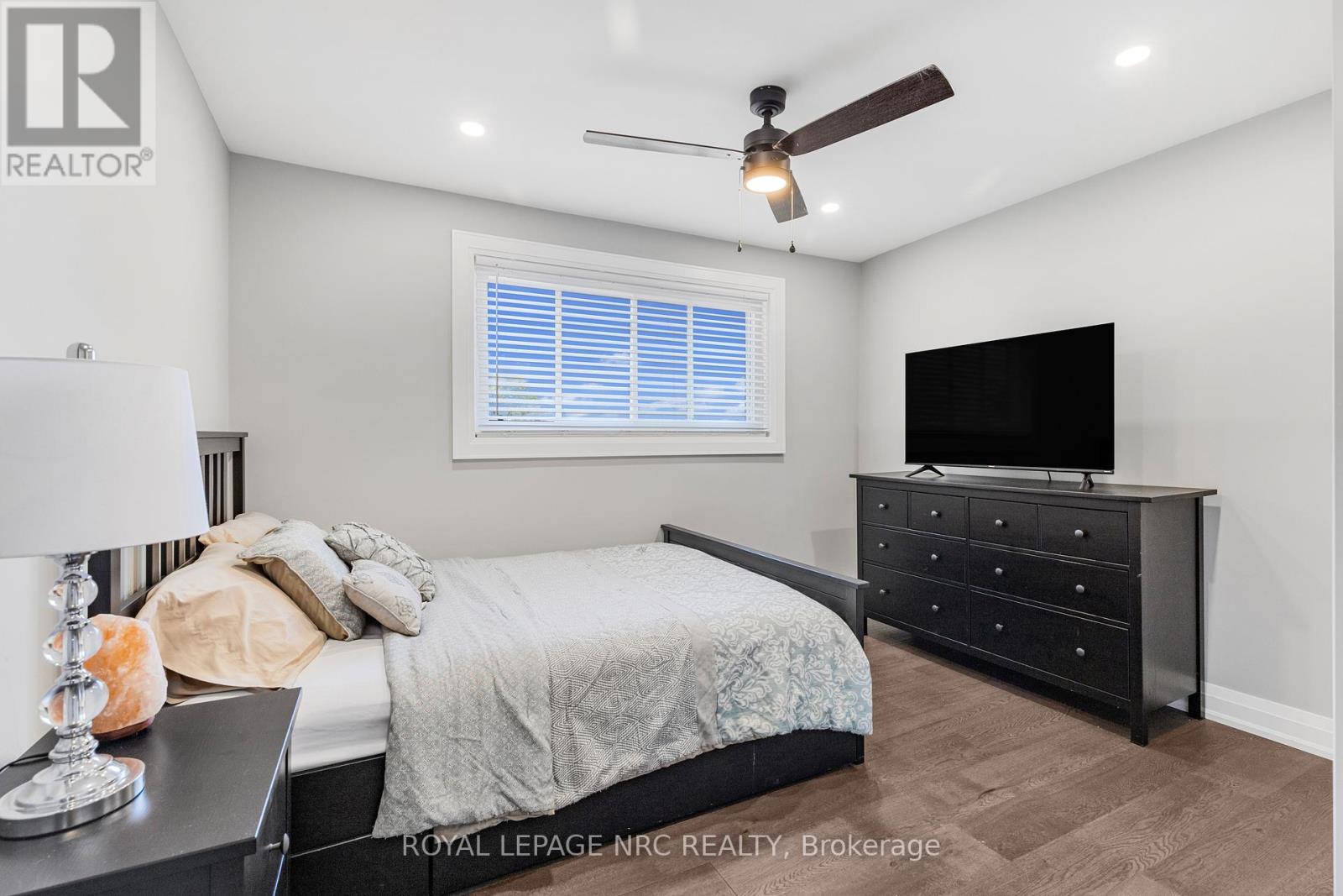 94 Dorchester Drive, Grimsby, Ontario  L3M 1A8 - Photo 31 - X12478342