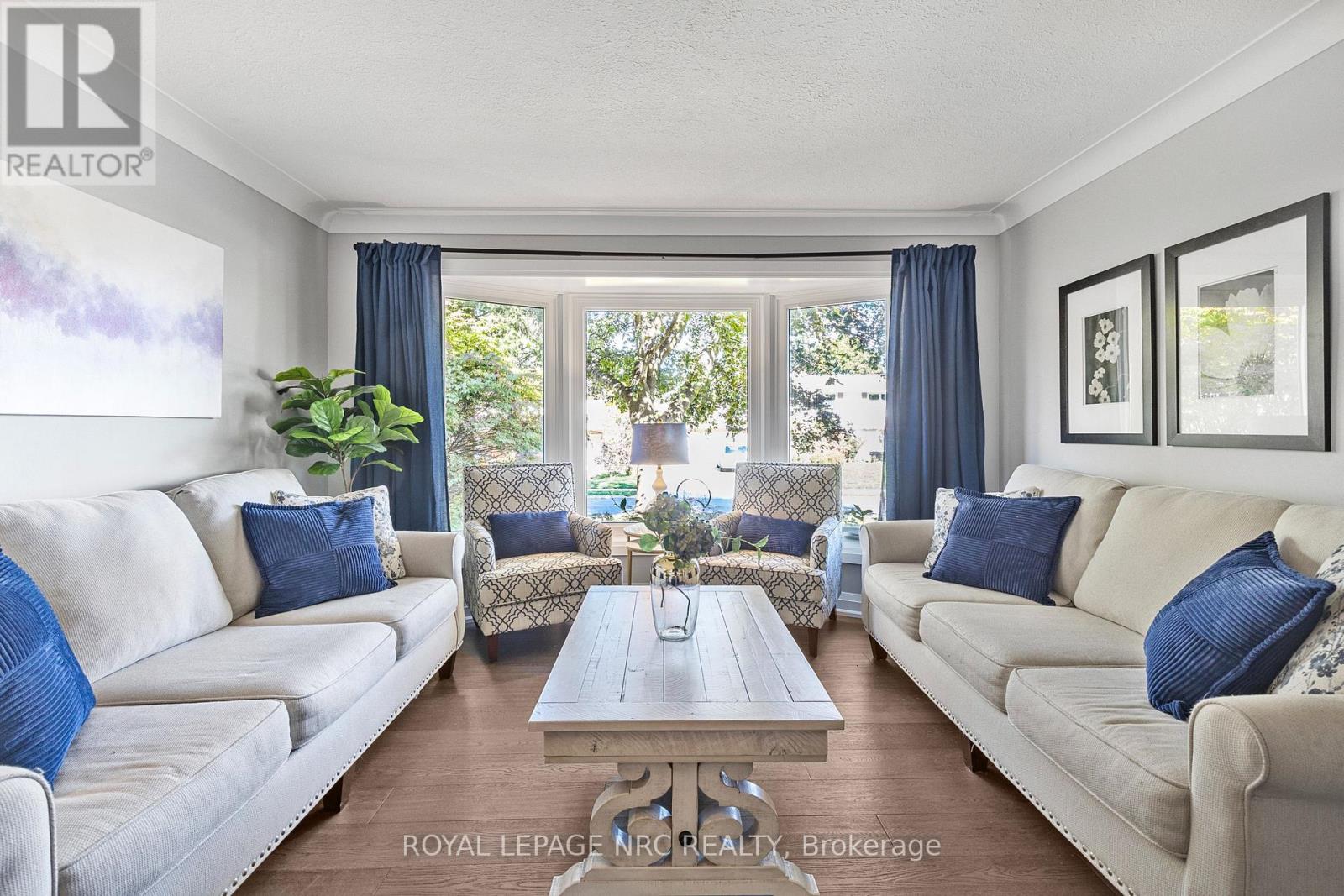 94 Dorchester Drive, Grimsby, Ontario  L3M 1A8 - Photo 5 - X12478342