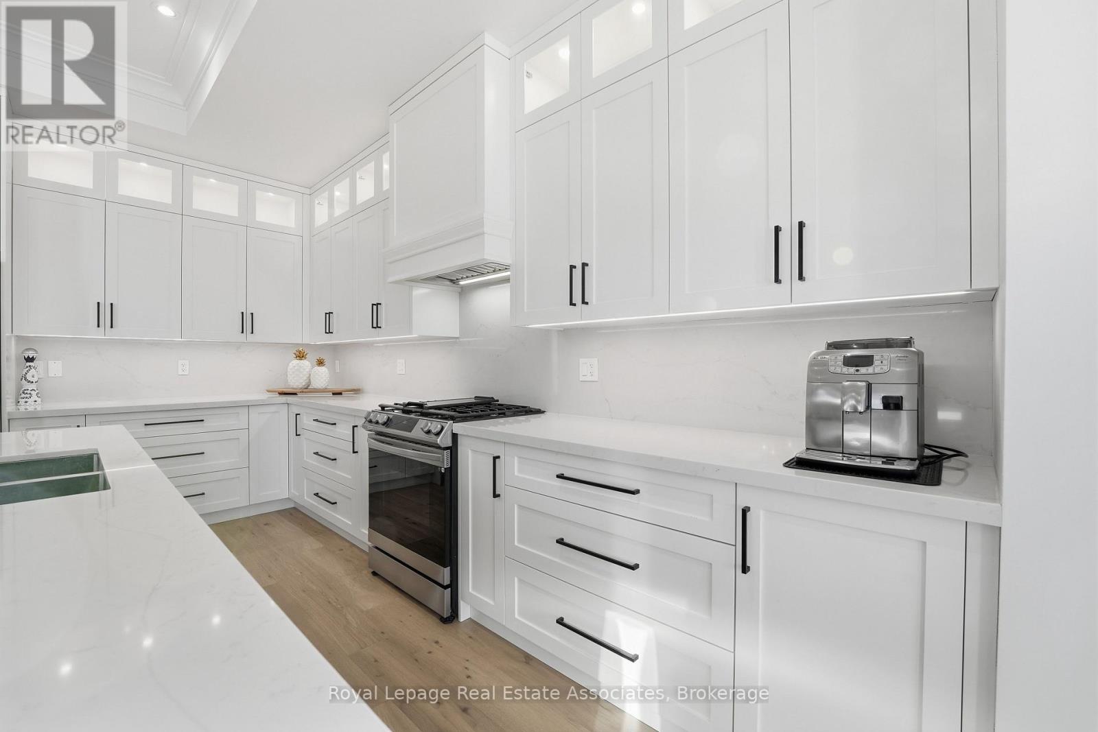 1042 Meredith Avenue, Mississauga, Ontario  L5E 2C7 - Photo 13 - W12672512