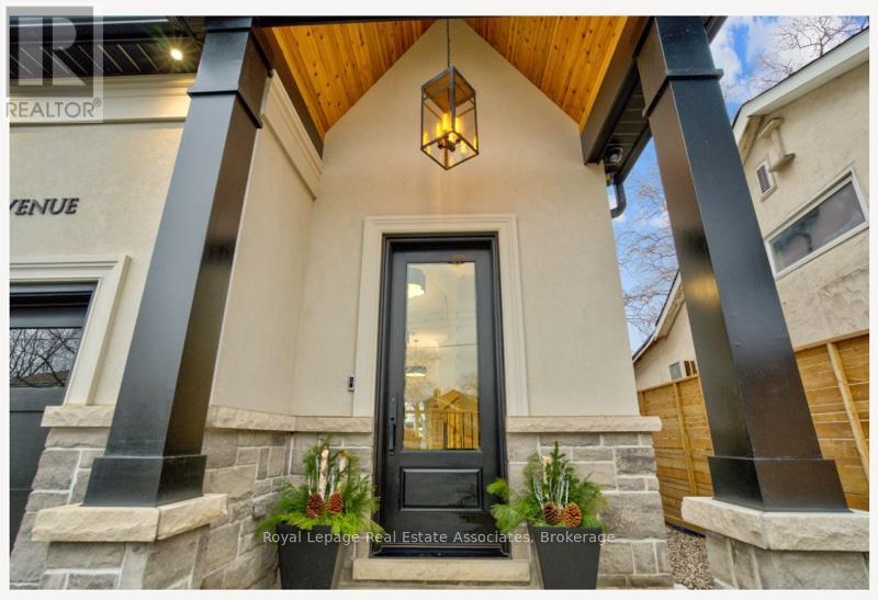 1042 Meredith Avenue, Mississauga, Ontario  L5E 2C7 - Photo 2 - W12672512