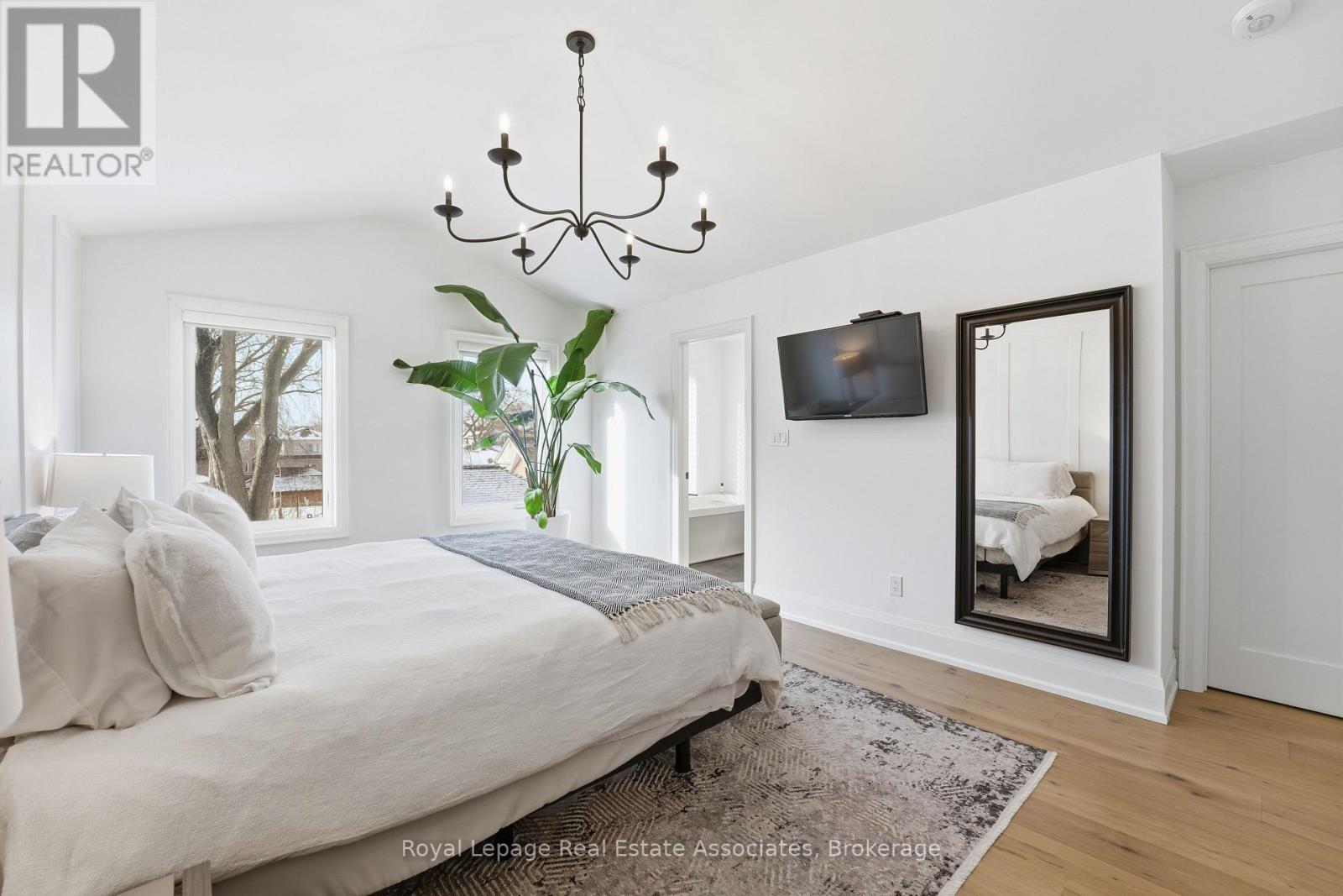 1042 Meredith Avenue, Mississauga, Ontario  L5E 2C7 - Photo 26 - W12672512