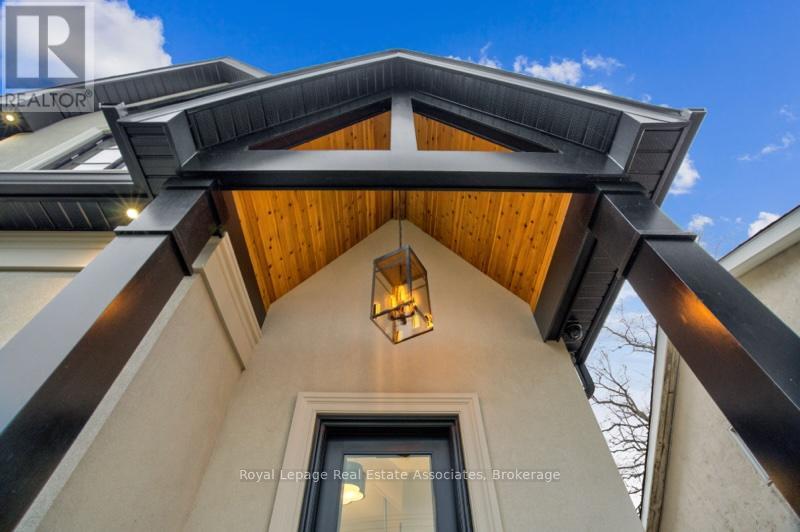 1042 Meredith Avenue, Mississauga, Ontario  L5E 2C7 - Photo 3 - W12672512