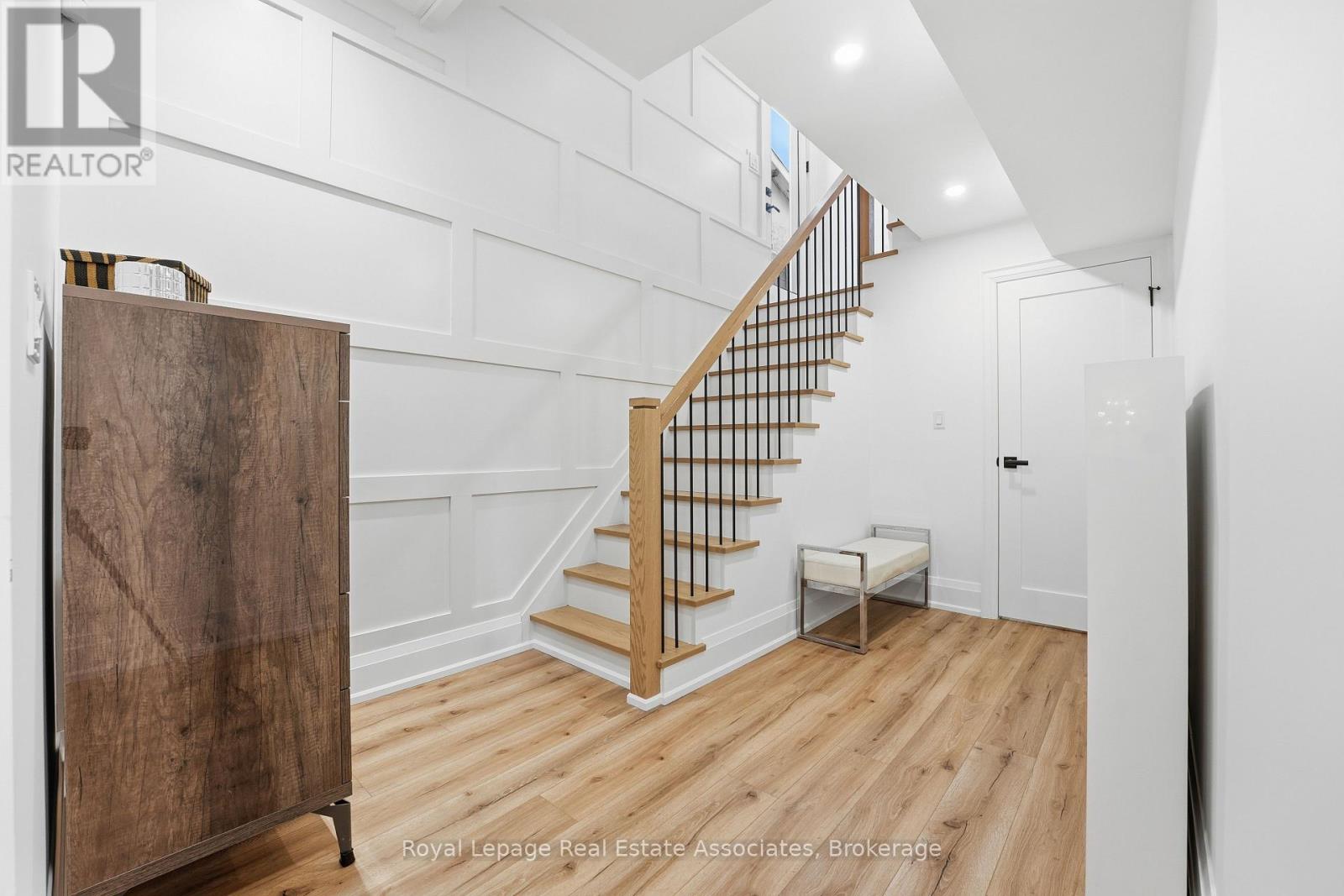 1042 Meredith Avenue, Mississauga, Ontario  L5E 2C7 - Photo 37 - W12672512