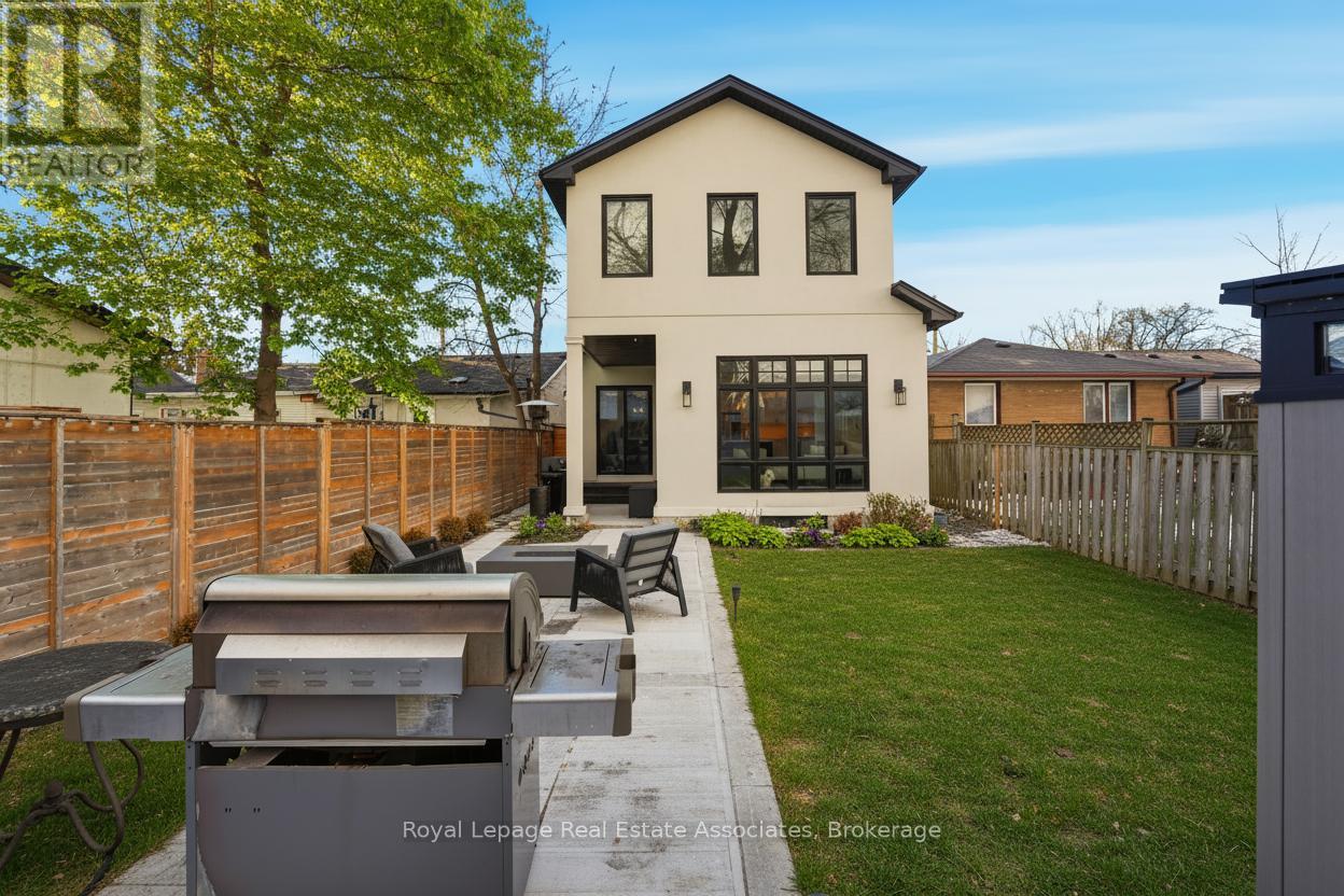 1042 Meredith Avenue, Mississauga, Ontario  L5E 2C7 - Photo 44 - W12672512