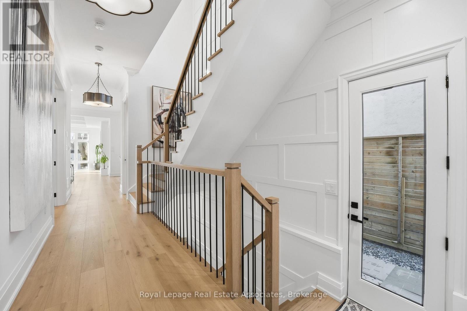 1042 Meredith Avenue, Mississauga, Ontario  L5E 2C7 - Photo 6 - W12672512