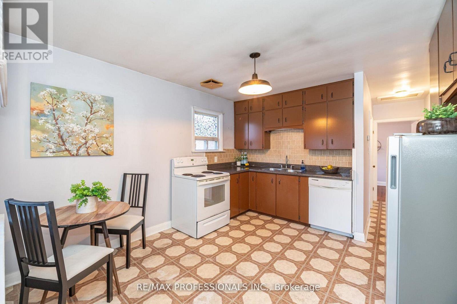 10 Avalon Road, Toronto (Alderwood), Ontario  M8W 2E3 - Photo 12 - W12672546