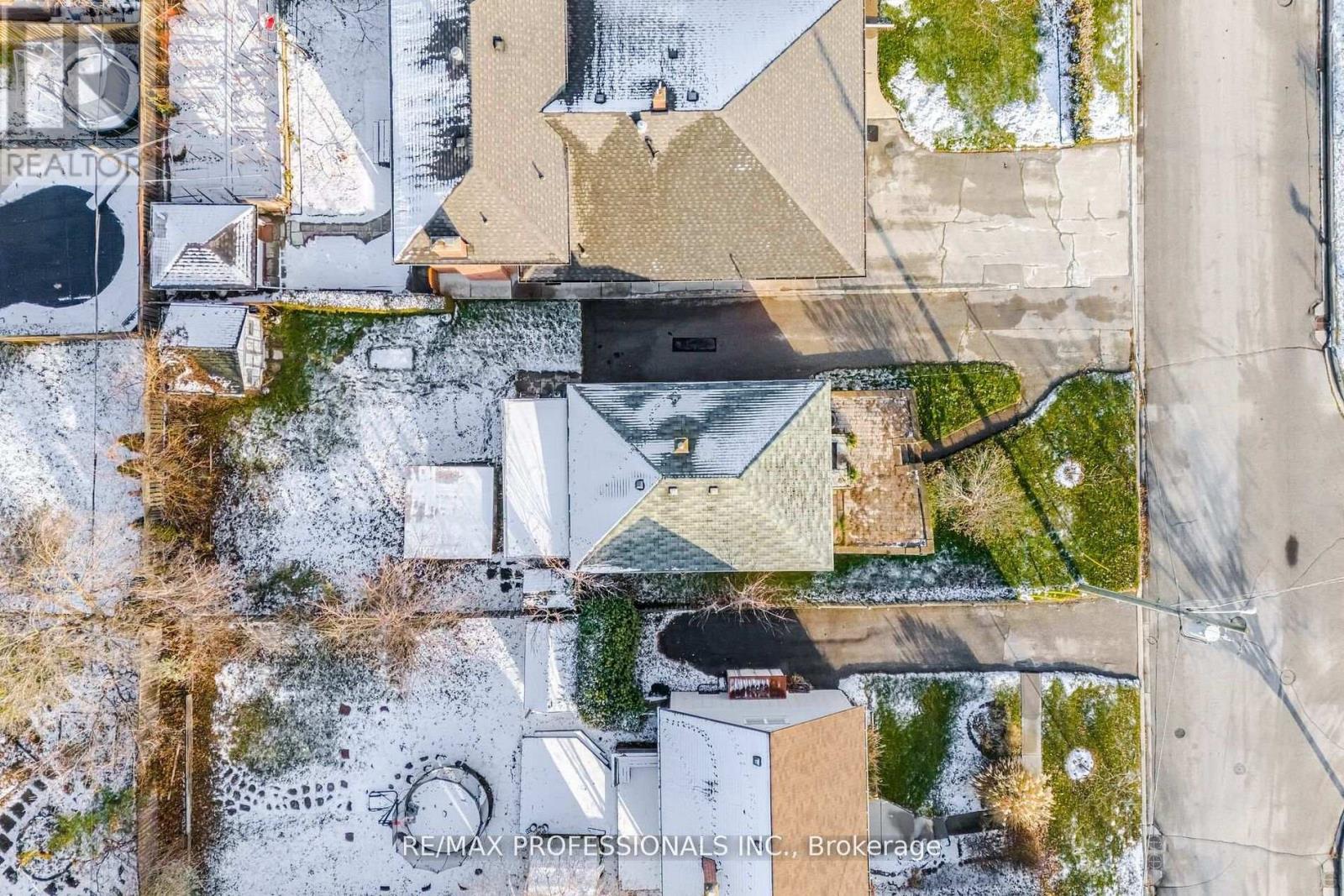 10 Avalon Road, Toronto (Alderwood), Ontario  M8W 2E3 - Photo 2 - W12672546