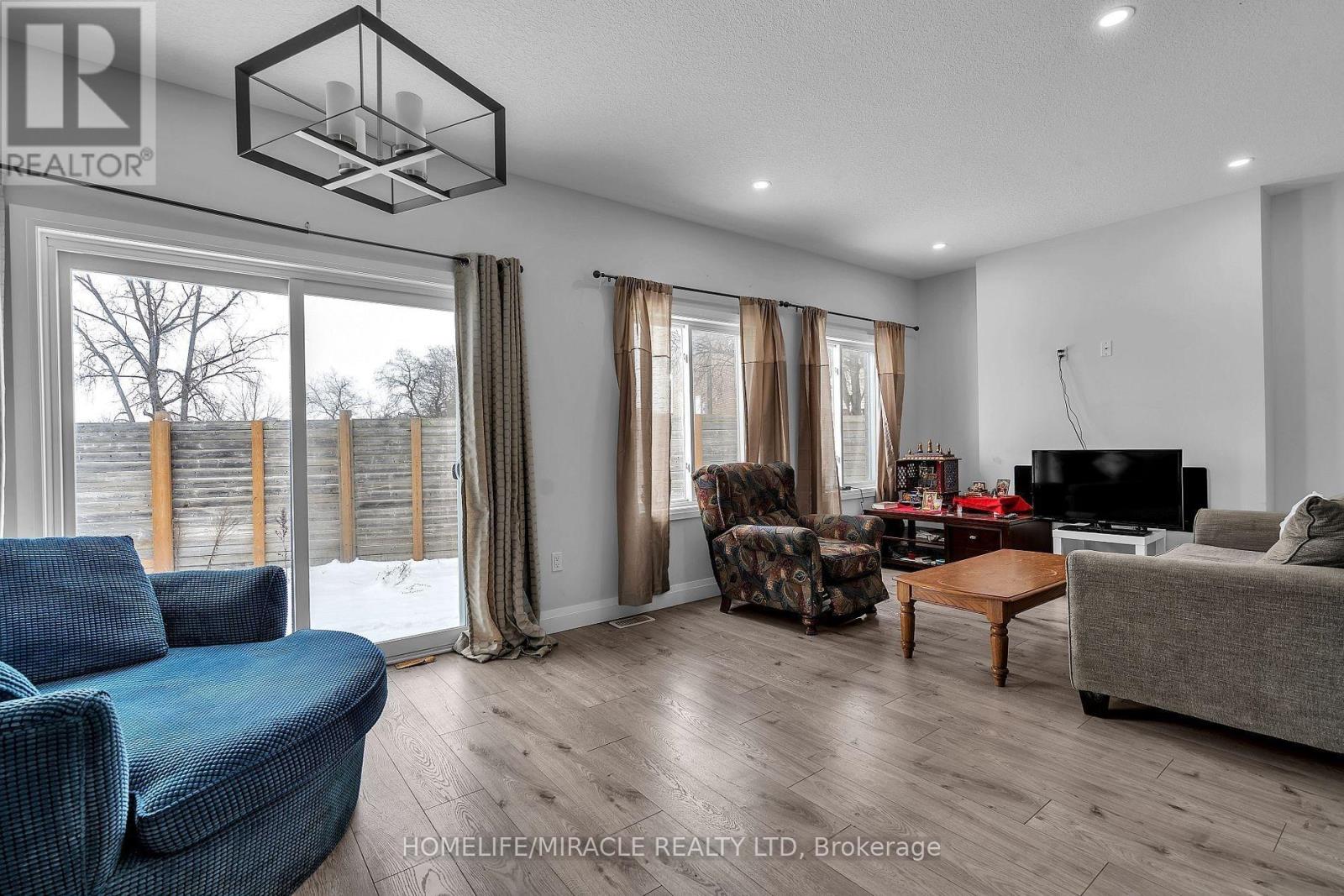 121 Marconi Court, London East, Ontario  N5V 0C9 - Photo 3 - X12672554