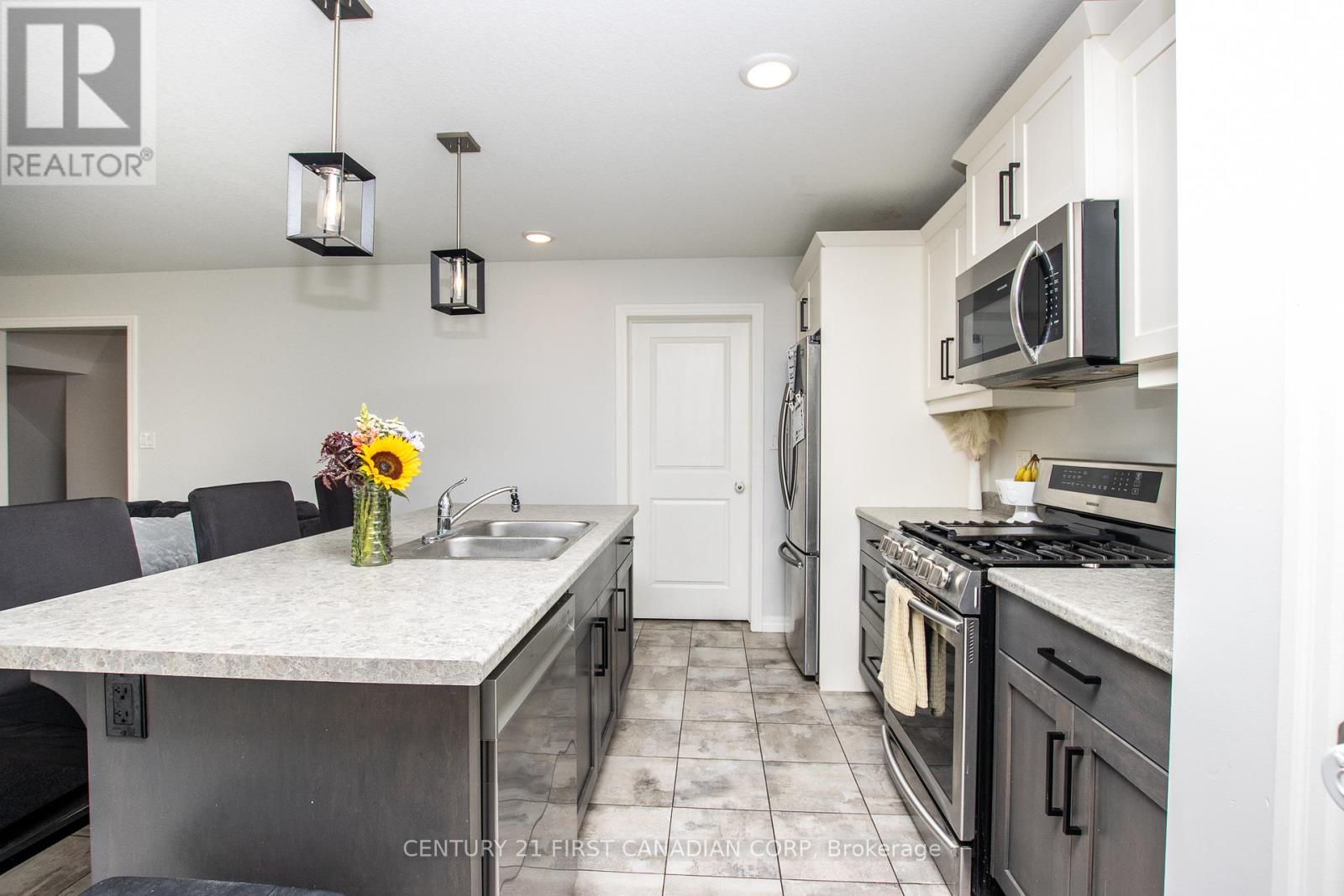 16 Arnold Street, Tillsonburg, Ontario  N4G 0G9 - Photo 12 - X12672694