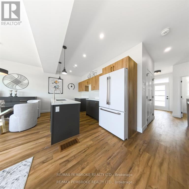 11 Northbrook Street, Petawawa, Ontario  K8H 3N4 - Photo 10 - X12672692