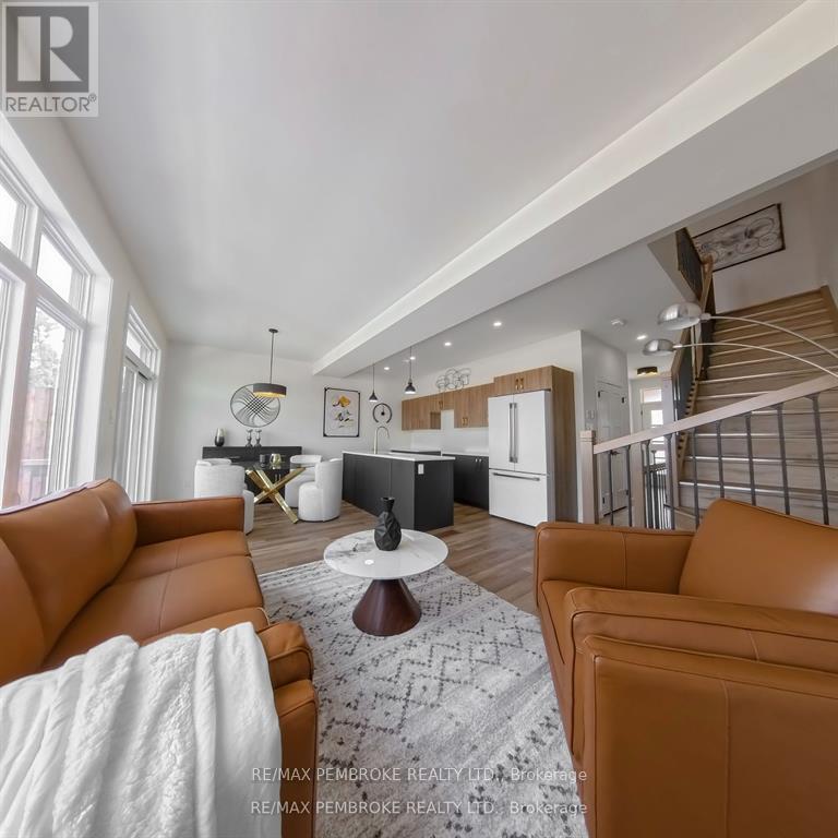 11 Northbrook Street, Petawawa, Ontario  K8H 3N4 - Photo 13 - X12672692