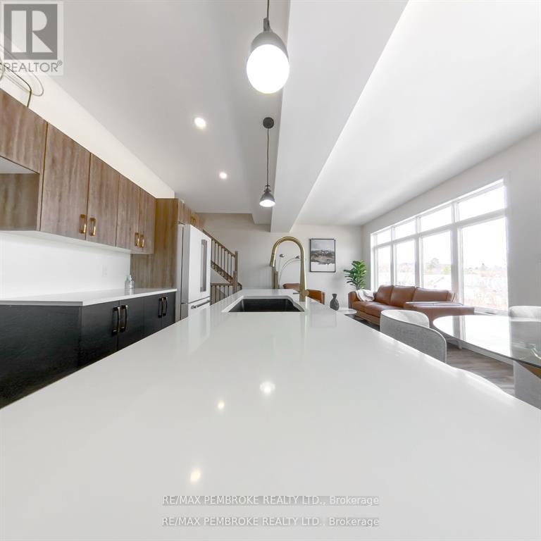 11 Northbrook Street, Petawawa, Ontario  K8H 3N4 - Photo 15 - X12672692