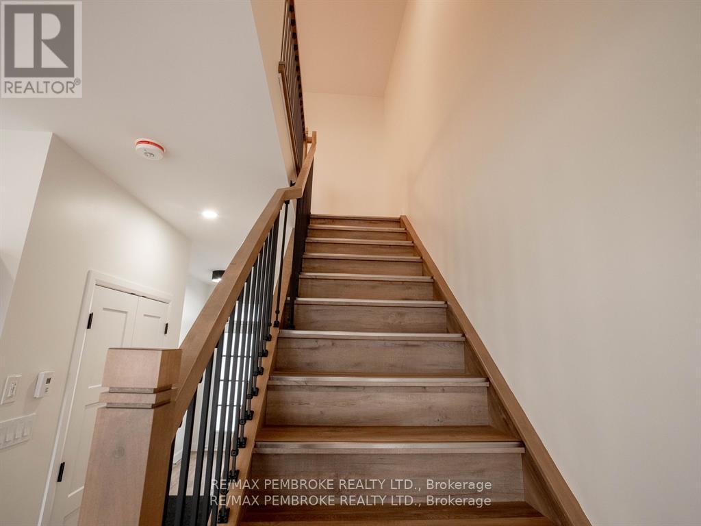 11 Northbrook Street, Petawawa, Ontario  K8H 3N4 - Photo 18 - X12672692