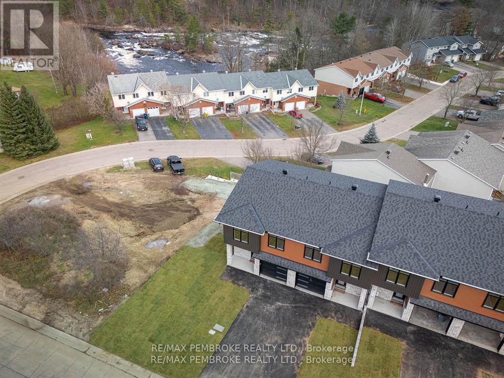 11 Northbrook Street, Petawawa, Ontario  K8H 3N4 - Photo 3 - X12672692