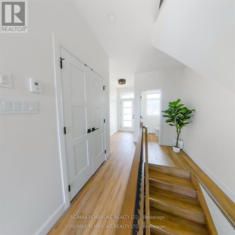 11 Northbrook Street, Petawawa, Ontario  K8H 3N4 - Photo 7 - X12672692