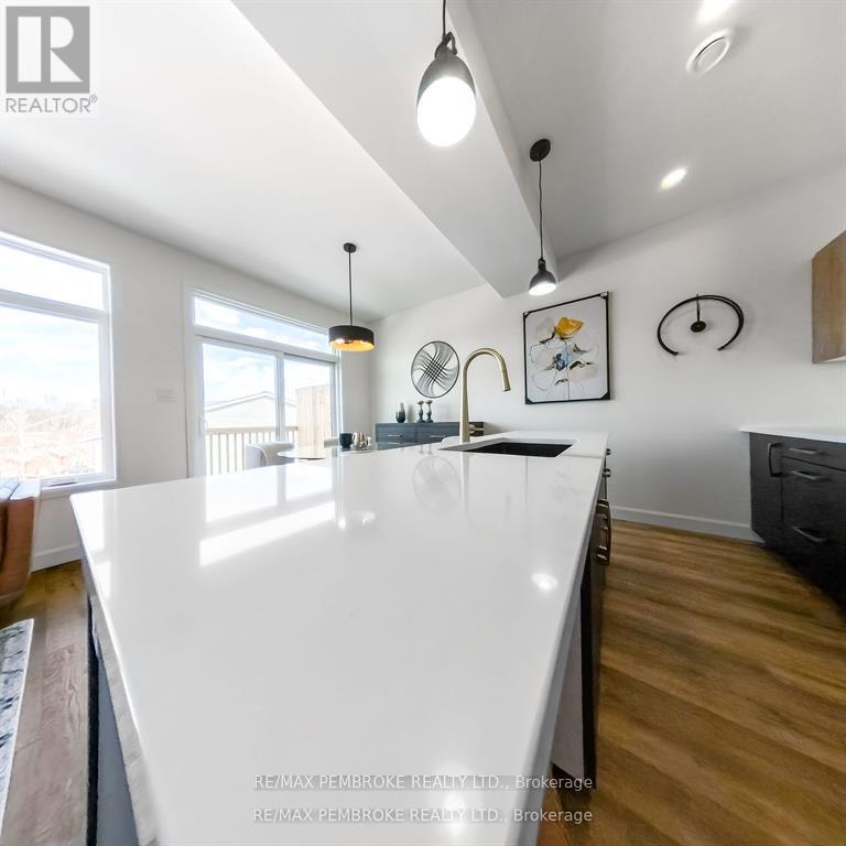 11 Northbrook Street, Petawawa, Ontario  K8H 3N4 - Photo 9 - X12672692