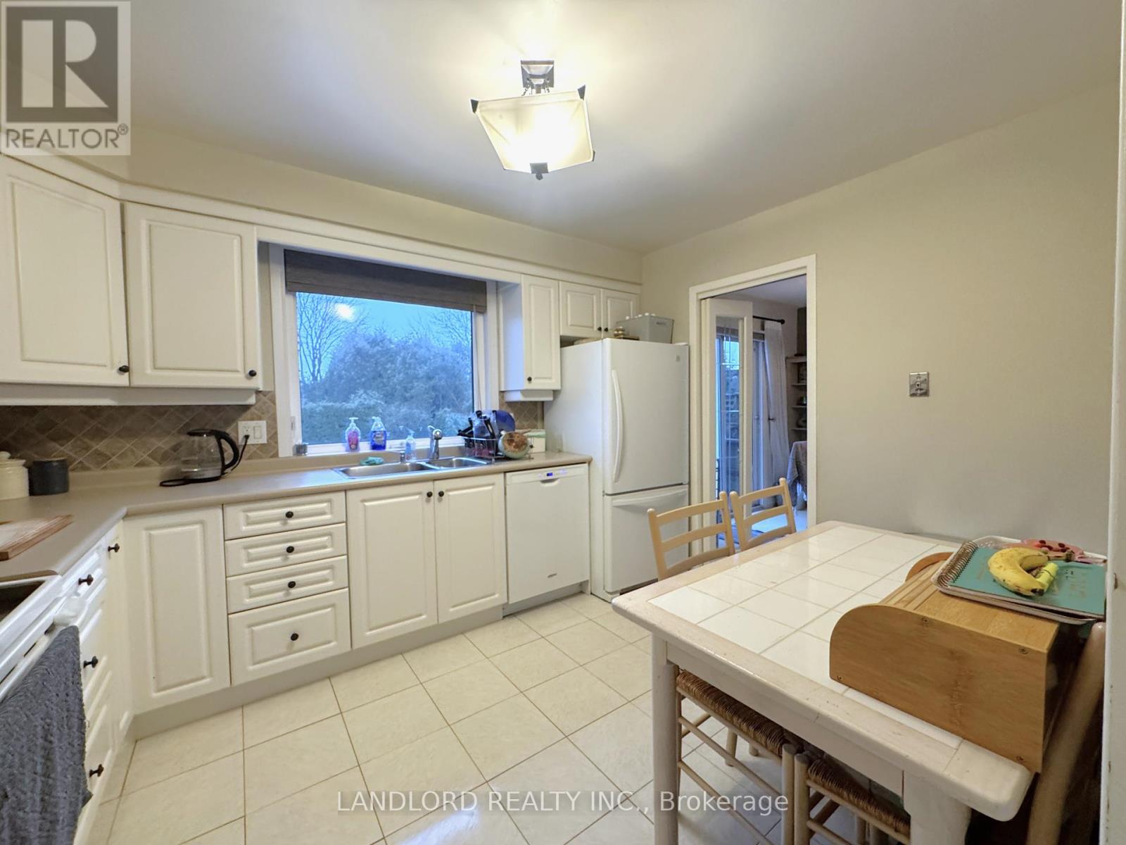 2294 Wyandotte Drive, Oakville, Ontario  L6L 2T6 - Photo 3 - W12666090