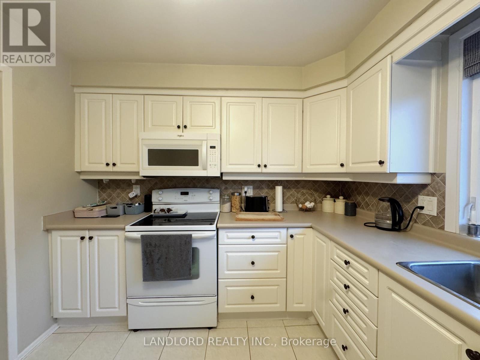 2294 Wyandotte Drive, Oakville, Ontario  L6L 2T6 - Photo 4 - W12666090